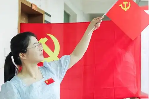 长丰县左店镇开展我和党旗合个影创意拍摄活动