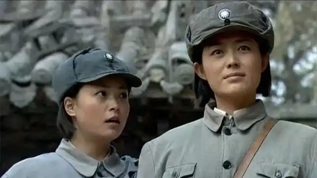 《烽火侨女》山寨老大想和八路军拜把子,女队长一个举动吓坏众人