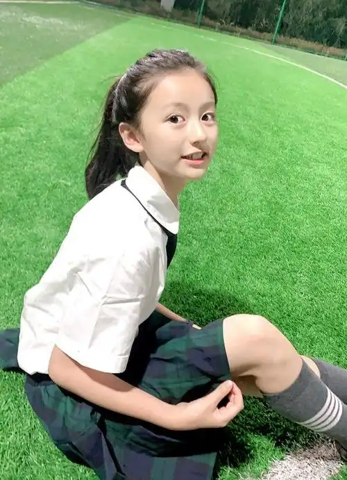 不愧是最美童星,11岁撞脸baby,穿"条纹袜"成最美小学生