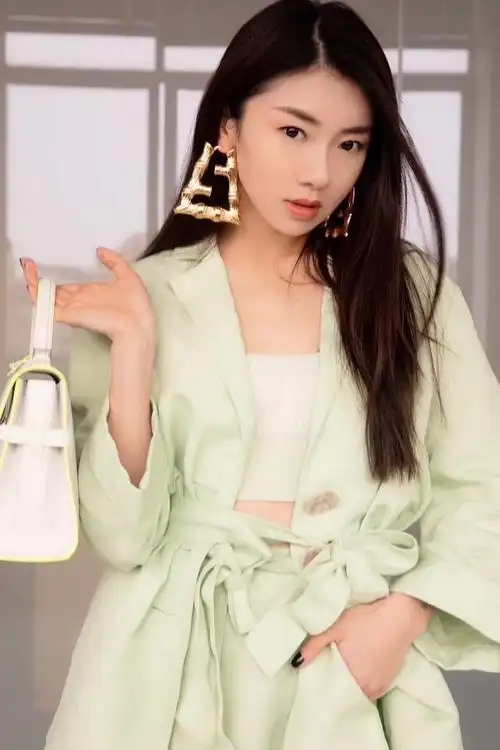 程晓玥晒女儿近况,14个月胖豆开心数数,吐字清晰表