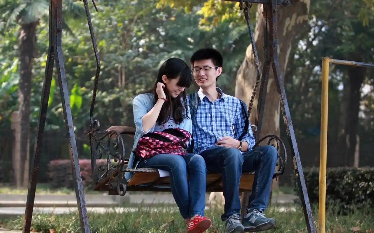 大学生谈恋爱有多难?脱单之后室友拉横幅庆祝,室友:太不容易了