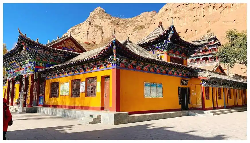 马蹄寺位于甘肃肃南裕固族自治县境内北距张掖市市区65 公里,祁连山