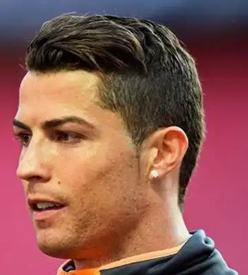 c罗新发型两边的头发是铲青的发型,头顶的头发我们选择了后背的造型