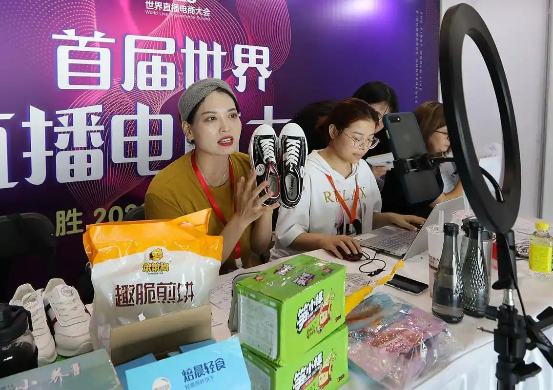 今天看到新闻,北京一位张先生在直播间花499元给自己抢购了一条假的