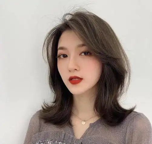 在夏天,短发是最受欢迎的发型之一了,不仅清爽还时尚好看