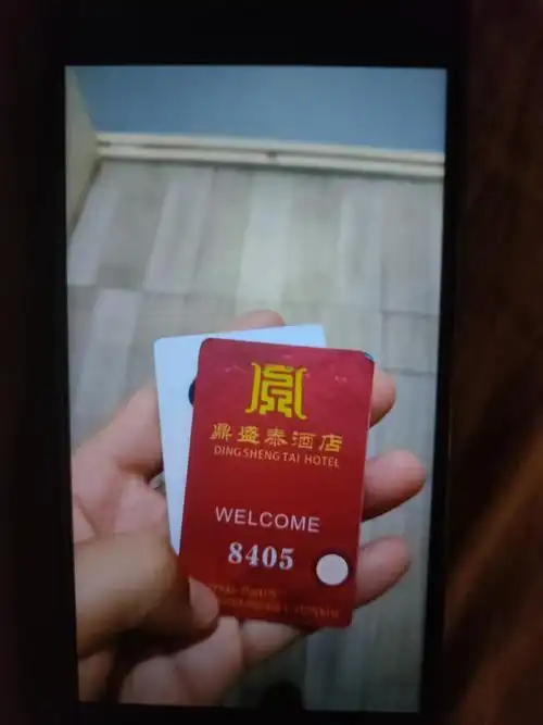 手拿酒店房卡图片