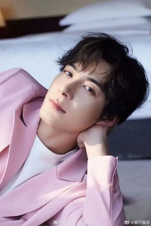 陈星旭粉西装随拍