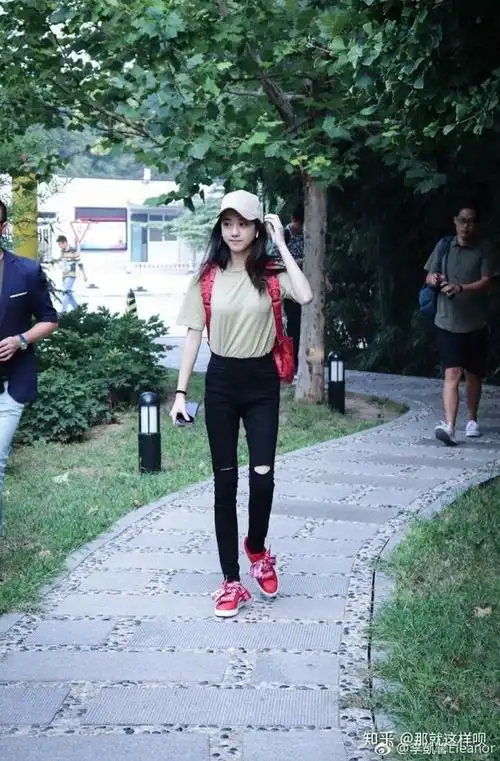 王玉雯,身高168cm(她自己在微博里说的无法考证.