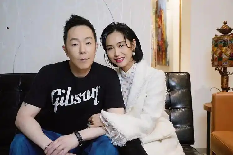 朱茵终究是老了穿撞色针织衫与老公拍写真面部岁月感明显