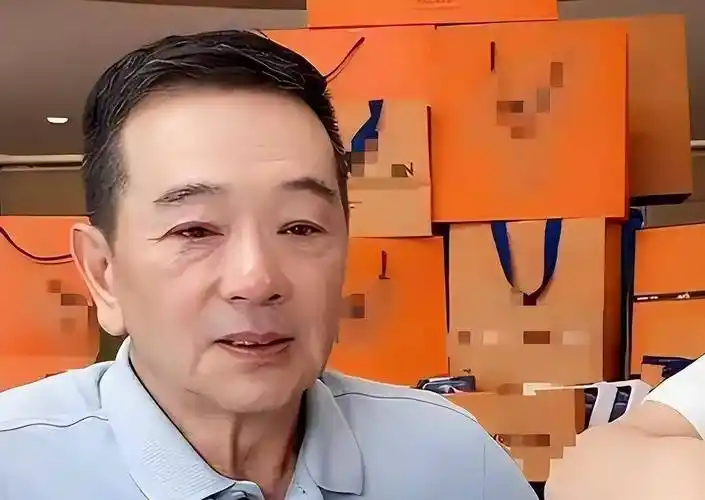 隐婚30年零绯闻,长期吃剩饭菜,一件衣服穿35年,却因直播被骂哭_张晨光