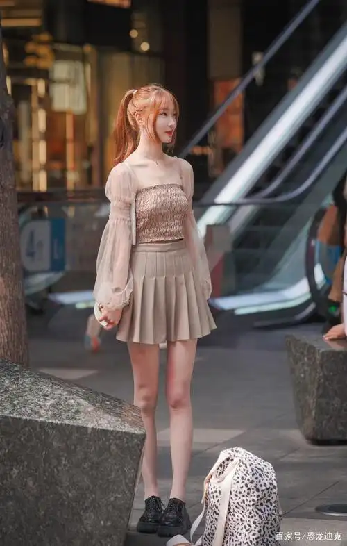 腿细得像筷子一样的年轻小姐姐,只要长得漂亮,照样可以很迷人