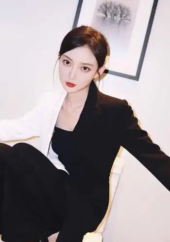 汪小敏九月时尚大片上线可甜可盐魅力流露