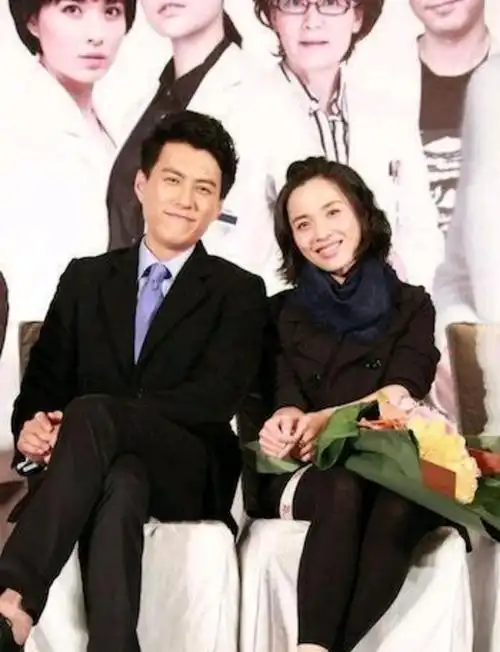 在妻子的支持下,靳东终于凭借《伪装者》,《琅琊榜》,《我的前半生》