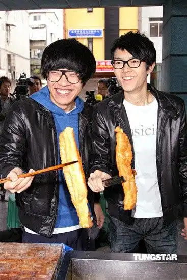 方大同卢广仲学做油条早餐店前现场演唱组图