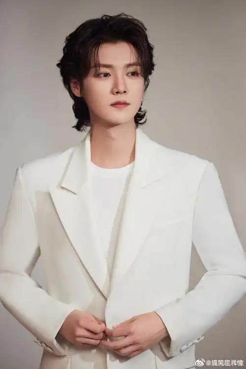 真是帅气满分,快来一起感受这份迷人的魅力吧!#鹿晗纯白西装大片