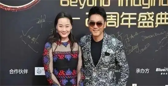 林依轮的太太在搭配上选择了与裙子元素一致的丝袜,这不仅强化了成熟