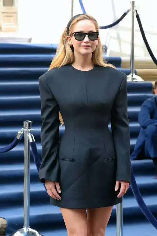 身材性感火辣但她背部囊肉多_詹妮弗·劳伦斯_杂志_黑色