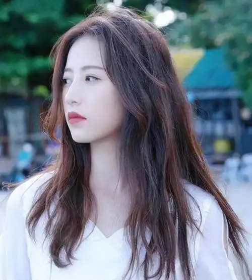 周雨彤,一个以清纯大气的外貌,多才多艺的演技和善良性格而著称的女