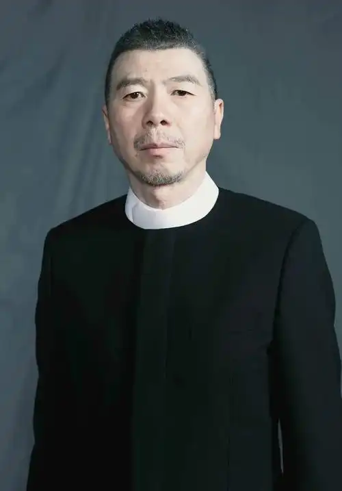 冯小刚成了今年电影圈第一个吃螃蟹的人只是这次吃得有些争议