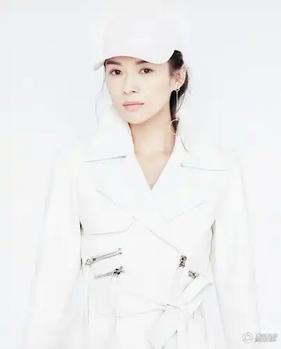 高清:被猫咪一吻,章子怡立刻重回少女时代