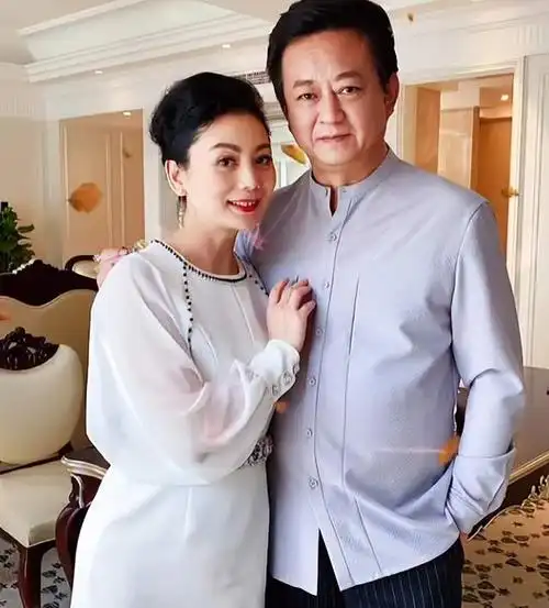 朱军在家陪老婆庆祝情人节,两人罕拍亲密合照,脸部泛红疑喝酒