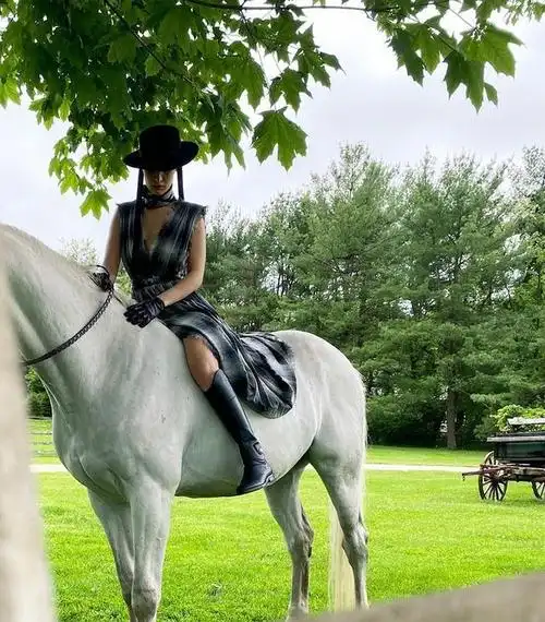 贝拉哈迪德在妈妈农场骑马真的像女侠啊风格多变亦美丽