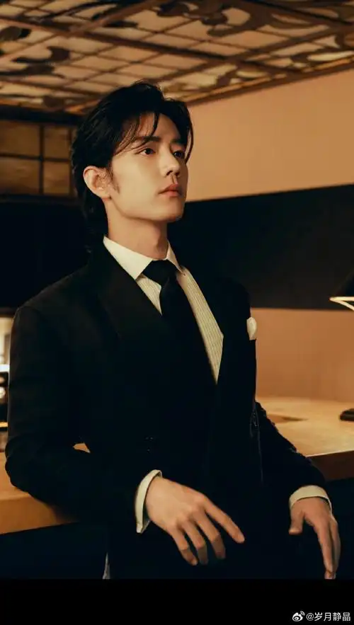 肖战超话#肖战#一组黑白西装照片散发着不一样的气质:白色是矜持贵的