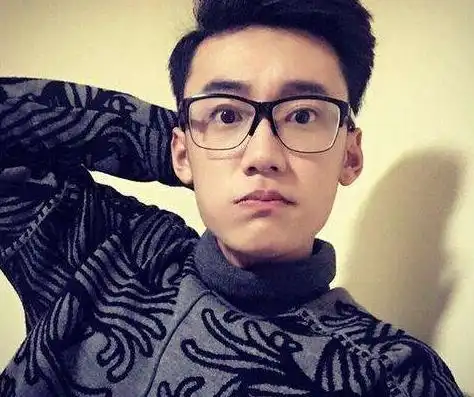 赵瑛昊作为城市中的少年,他的家庭条件很好,或许是因为父母在平时中对