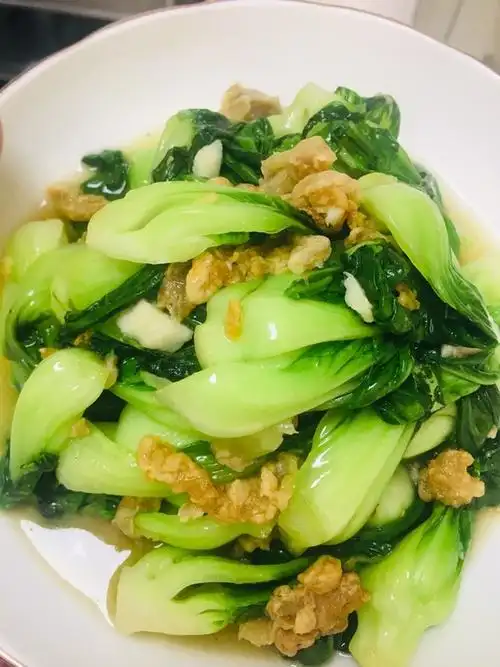 放入大蒜煸香4加入白菜爆炒5炒至青菜软化6少许盐7少许耗油8煸炒均匀