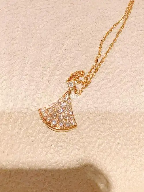 送给自己的生日礼物,一直纠结宝格丽家的其他扇子还有梵克雅宝,最终