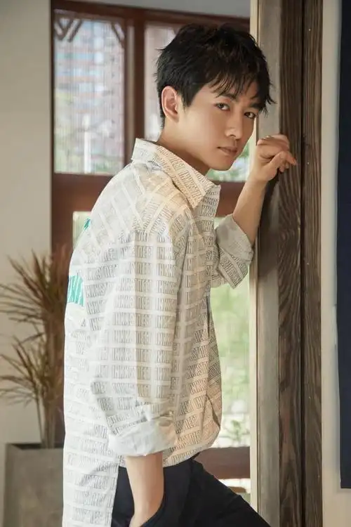 凌乱的头发搭配小性感的胡子痞帅的陈晓帅气的很低调