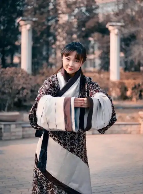 除了汉服,林妙可平日里也会穿旗袍.