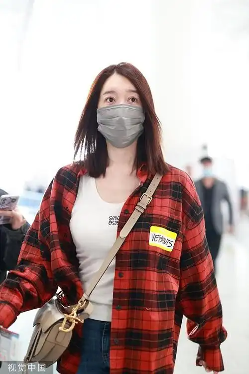组图李小冉穿红格纹衬衫现身机场齐肩短发飘逸休闲感十足