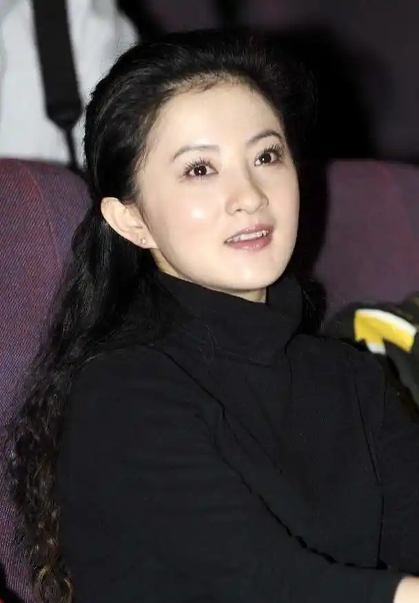 "小婉君"金铭走机场,珍珠镶满马丁靴好奢华,身材暴瘦表情僵硬