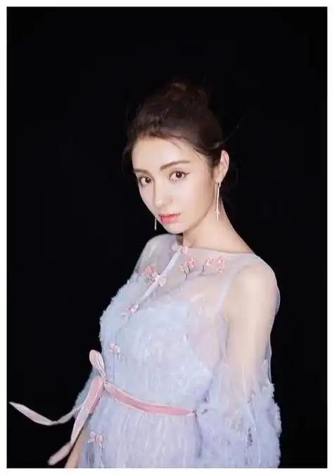 新疆麦迪娜舞姿优雅风情美丽令人陶醉