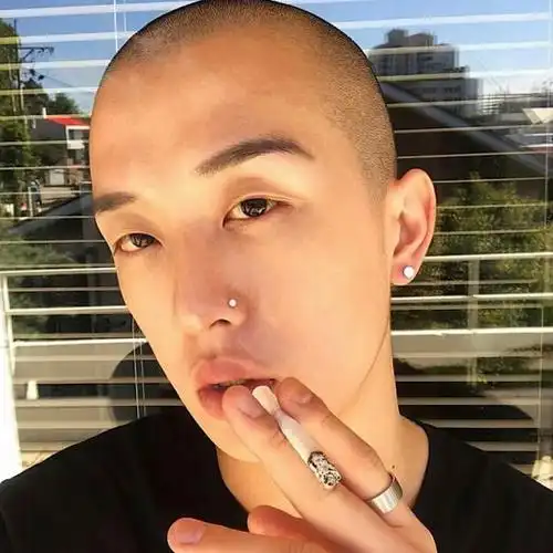 叼烟光头耳钉痞子