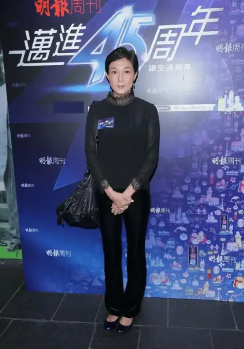 吴绮莉穿得真挺清凉透肉的上衣还挺迷人的大长腿又细又直