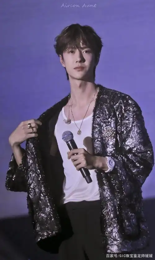 王一博春晚solo卡点绝了,酷爱时尚首饰,演绎高冷清贵的气质