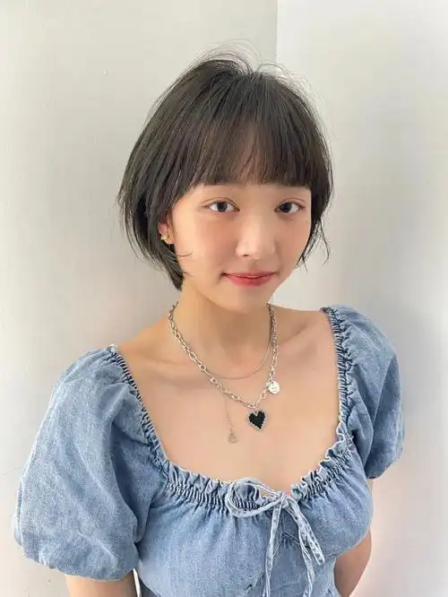 发际线高的女生适合刘海