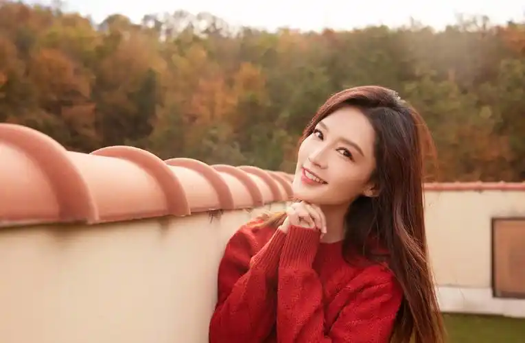 李沁身穿红色毛衣长发飘逸笑容甜美