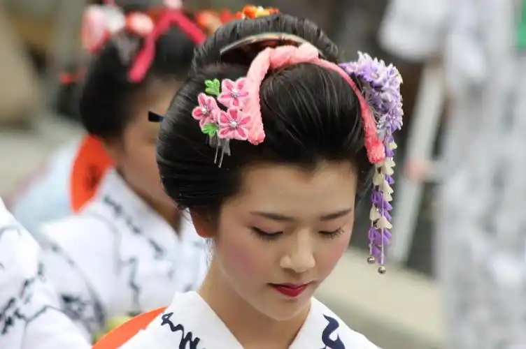 吉原的游女们也不例外,因为美丽就是她们生存的根本,所以发型也是流行