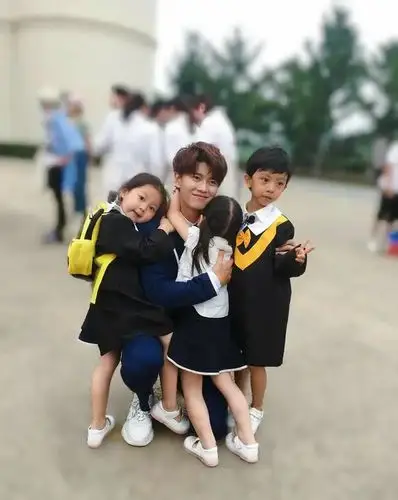 想念《锦衣之下》的第n天,分享任嘉伦带孩子的照片给大家