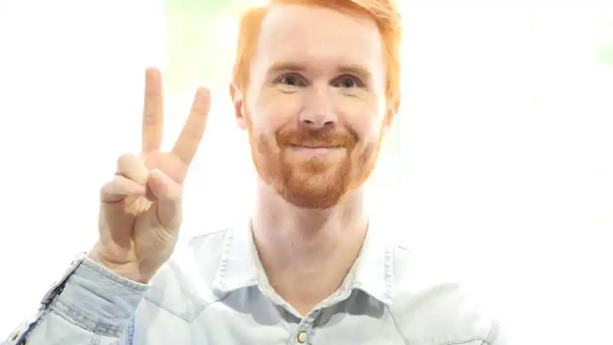 胜利的手势图片