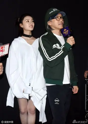 周星驰搂林允合影 搞怪卖萌尽显亲密