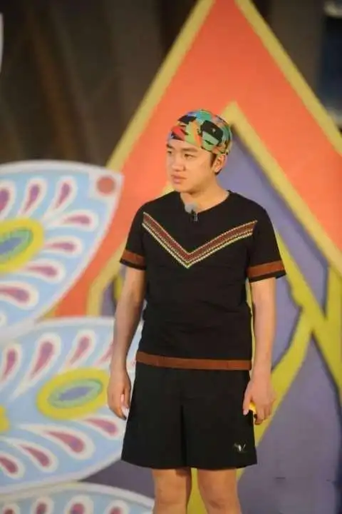 跑男中王祖蓝为什么戴头巾