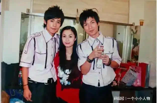 0713陈楚生苏醒07年最珍贵的一张照片!中间是陈楚生当年的女友!