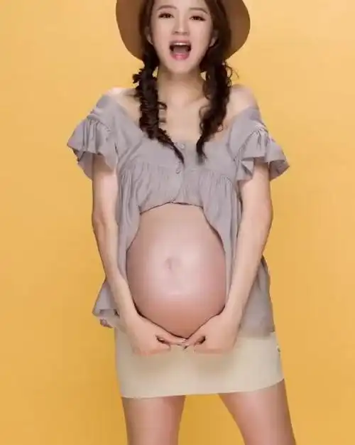 安以轩曝光了一组孕肚视频,风格百变