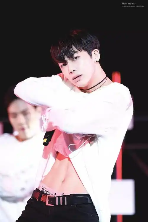 虽然瘦还是有那么点胸肌的https://m.weibo.