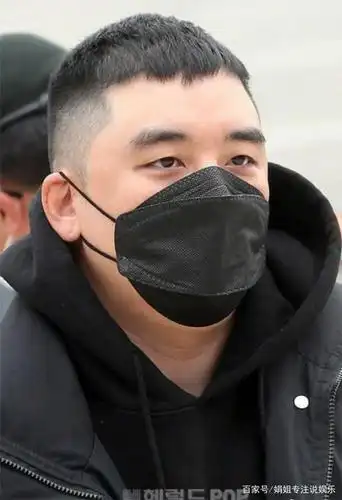 以往炫酷有型的发型也剪了平头,脸上带着口罩防护严密,整个人精神