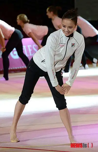 孙妍在微笑压腿